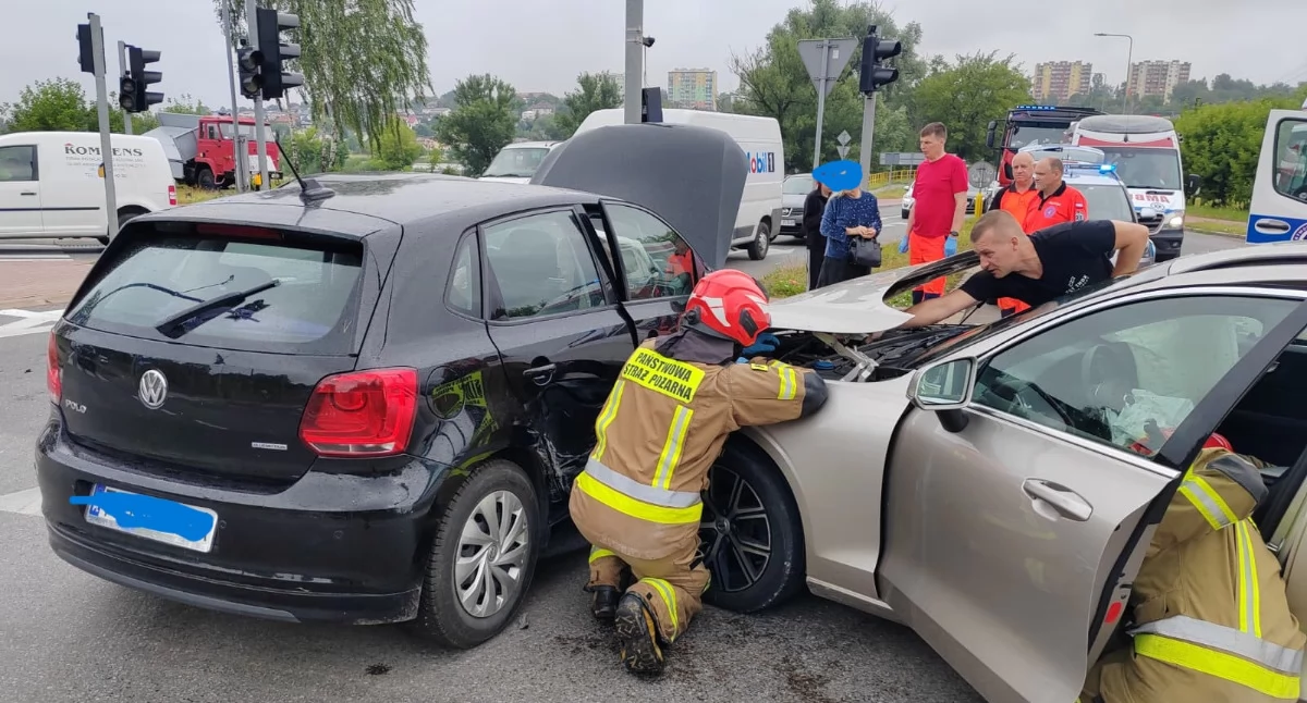 Kronika policyjna, Wypadek wyjeździe Starachowic utrudnienia skrzyżowaniu - zdjęcie, fotografia