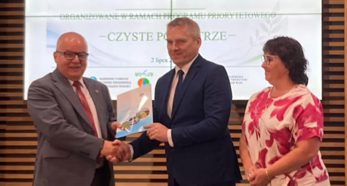 Dokumenty w pierwszy czwartek lipca podpisali Skarbnik Monika Glina oraz Sekretarz Gminy i Zastępca Wójta Paweł Zięba.
