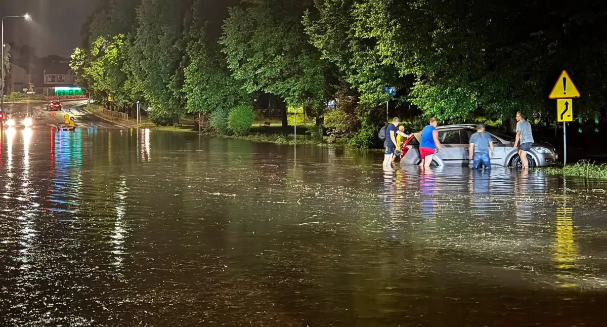 Al. Armii Krajowej pod wodą. Fot. FB Marek Materk