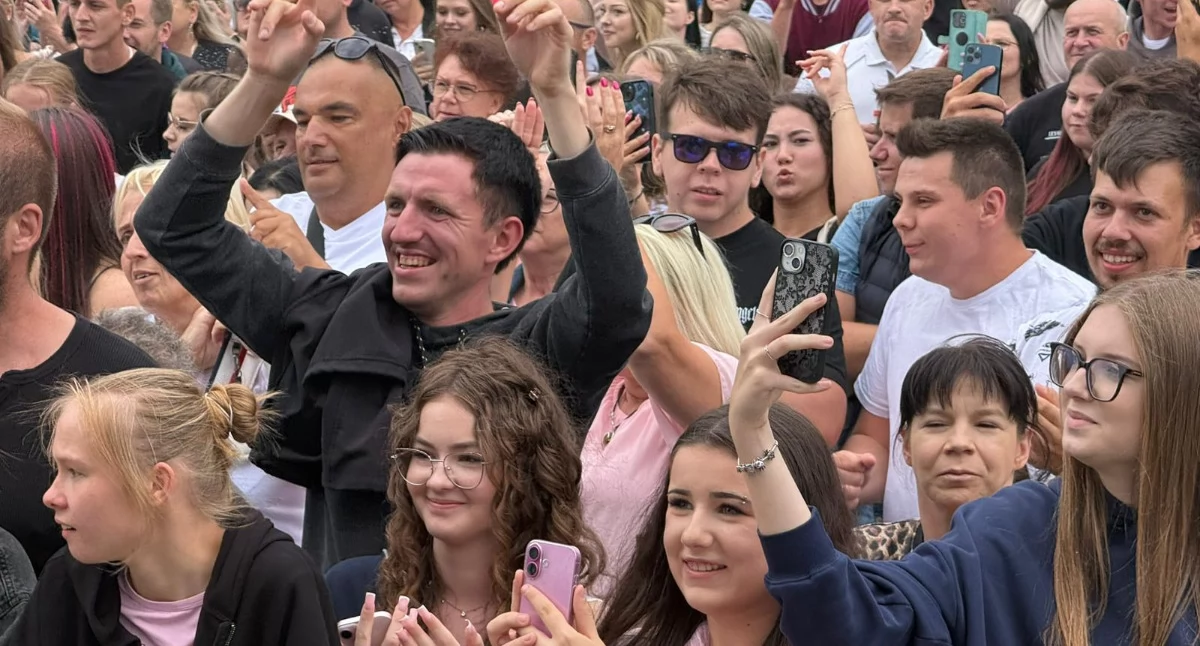 Wydarzenia, Tłumy Disco Grill Animex Foods Fantastyczna zabawa kaprysów pogody - zdjęcie, fotografia
