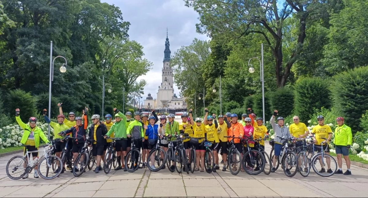 Kościół, Rowerowi pątnicy Starachowic dotarli celu! Parafialna pielgrzymka Częstochowie - zdjęcie, fotografia