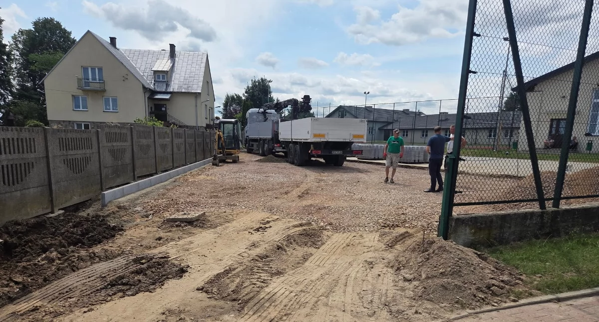Inwestycje, Parking szkole Pawłów zyska jakości zmieni - zdjęcie, fotografia