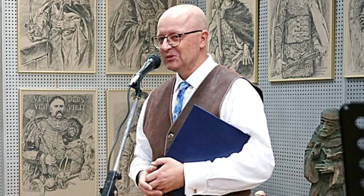 Pasje, Sztuka średniowiecznym murem Sylwester Kiełek pasji rzeźbienia uciekającym czasie - zdjęcie, fotografia