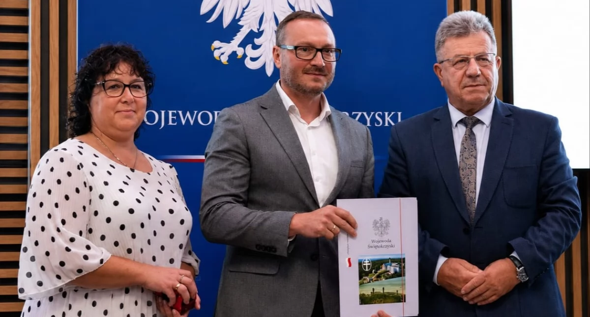 Spotkanie odbyło się w Świętokrzyskim Urzędzie Wojewódzkim. Umowy z przedstawicielami jednostek samorządu terytorialnego podpisał wojewoda Józef Bryk (fot. UG Brody)