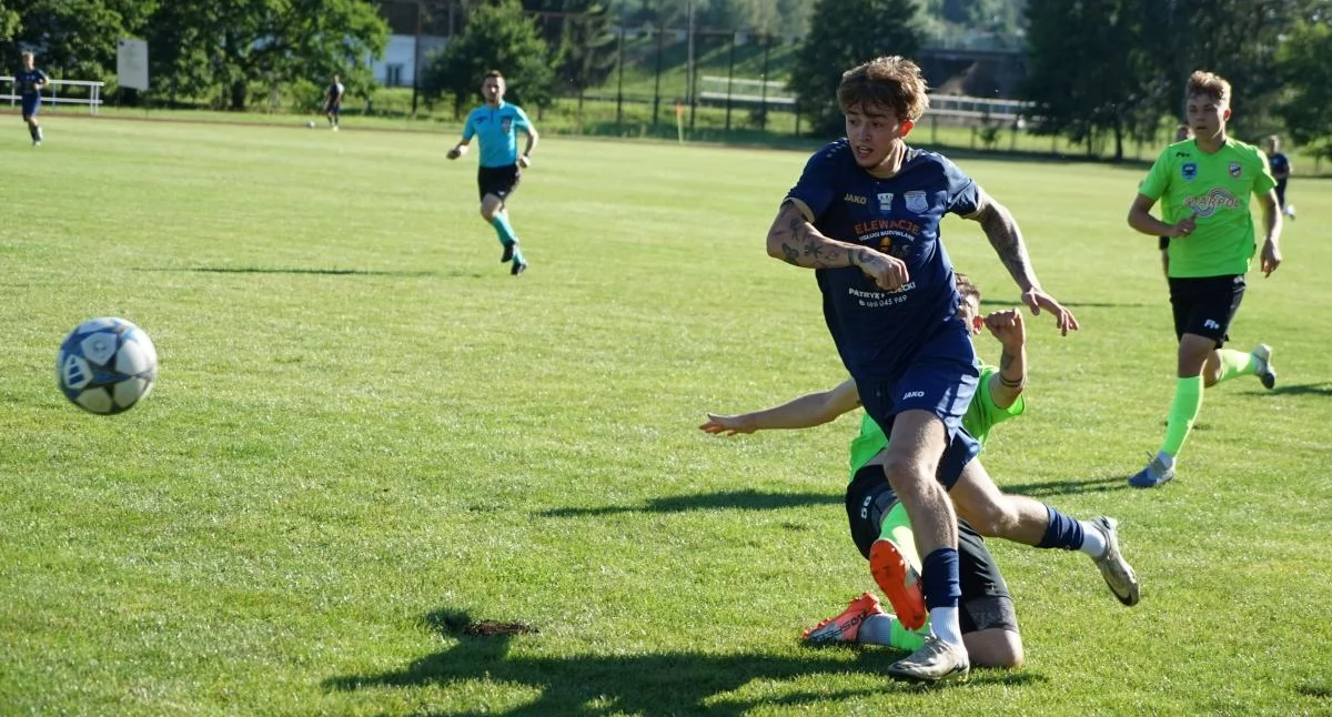 Piłka nożna, Powiatowe derby początek sezonu! Kamienna Brody rozbiła Starachowice - zdjęcie, fotografia