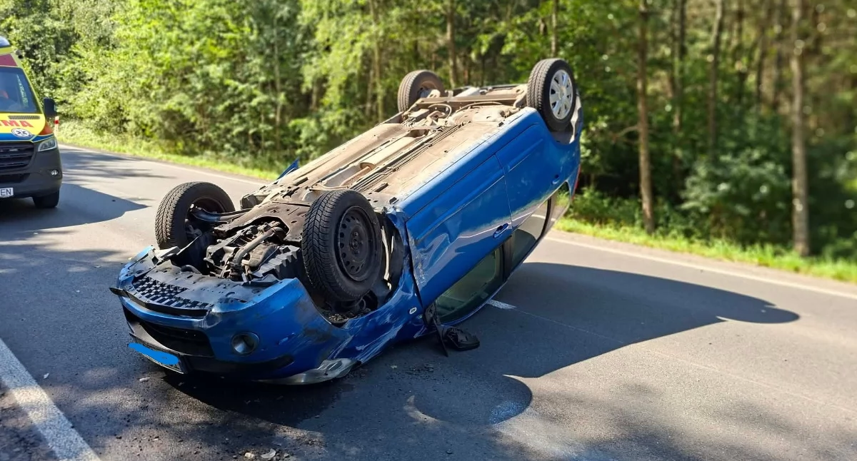Samochód dachował na środku jezdni (fot. ESKA Starachowice News)