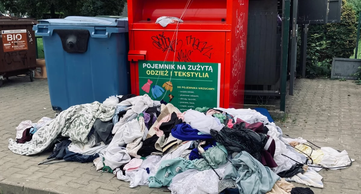 Interwencje, Przepełnione pojemniki tekstylia miasto widzi problem - zdjęcie, fotografia