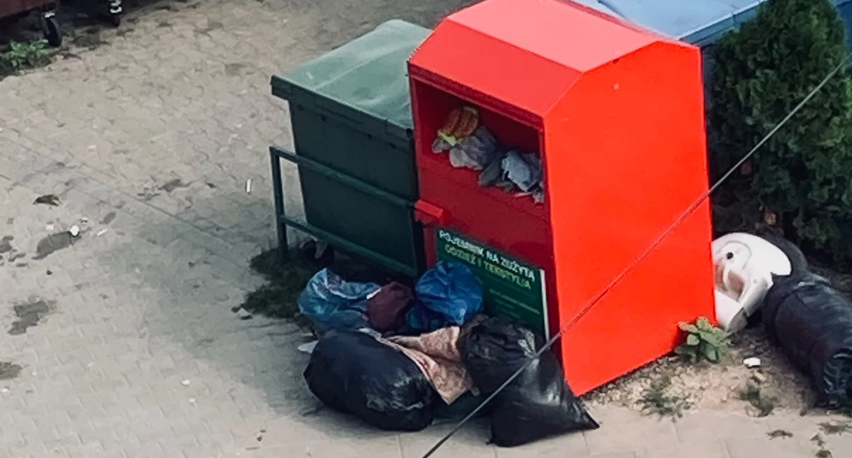 Interwencje, Przepełnione pojemniki tekstylia Miasto widzi problem - zdjęcie, fotografia