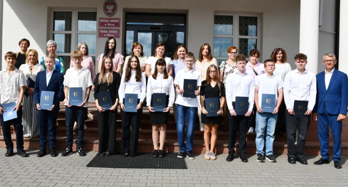 Edukacja, uczniów nagrodzonych przez wójta Mirca - zdjęcie, fotografia