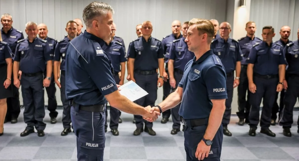 Asp. Patrycujsz Sikora odbiera gratulacje
