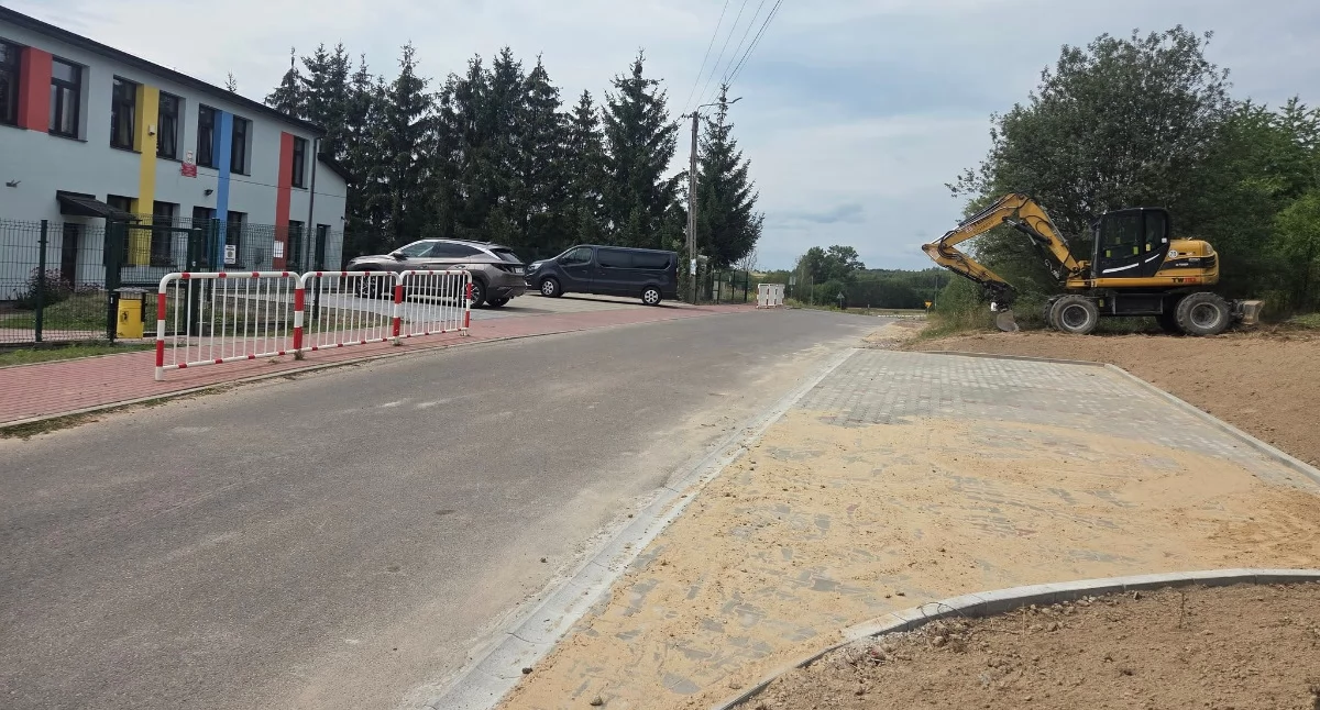 Inwestycje, miejsca postojowe szkole Pawłów - zdjęcie, fotografia