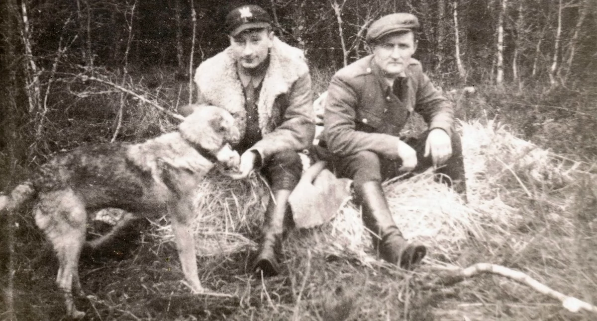 Zdjęcie: Szary z Krzykiem i psem - Reksem. Fot. ze zbiorów Tomasza Pietrzykowskiego