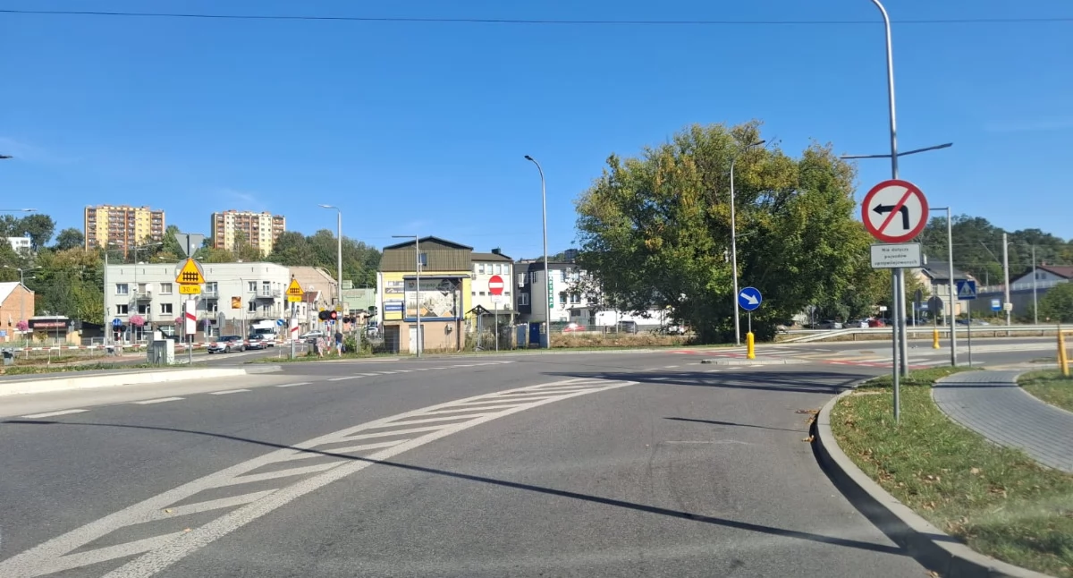 Komunikaty i ogłoszenia, ZAKAZ skrętu Dolnych Starachowicach Kierowcy ganią chwalą - zdjęcie, fotografia
