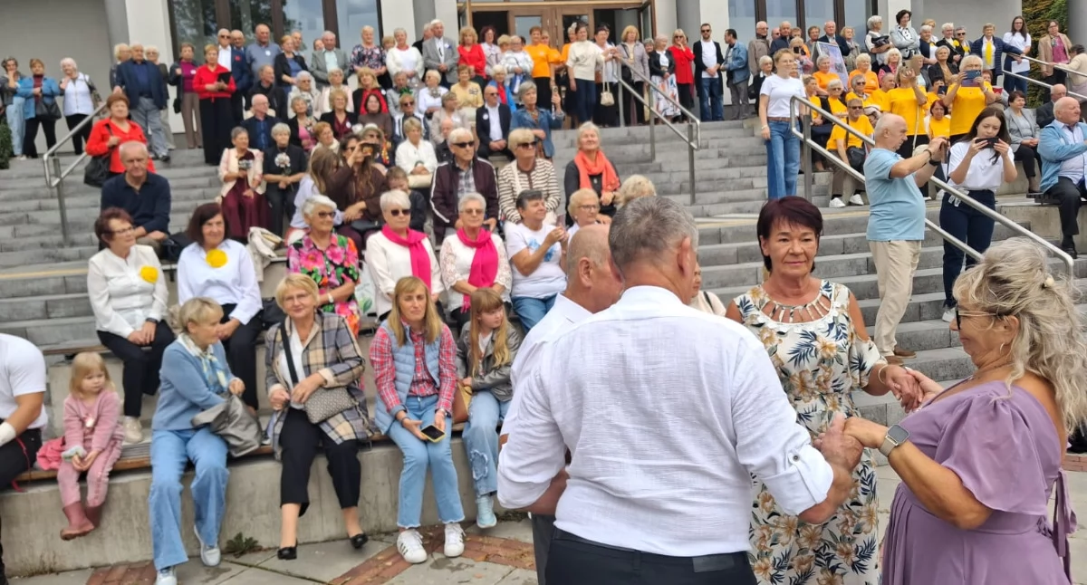 Wydarzenia, Starachowicki Dzień Seniora Taniec dworski muzyka dobra zabawa - zdjęcie, fotografia