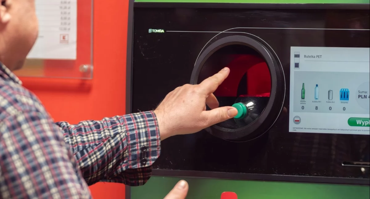 Automaty do zwrotu butelek w sieciach handlowych - jak wdrożyć system kaucyjny w wielu lokalizacjach