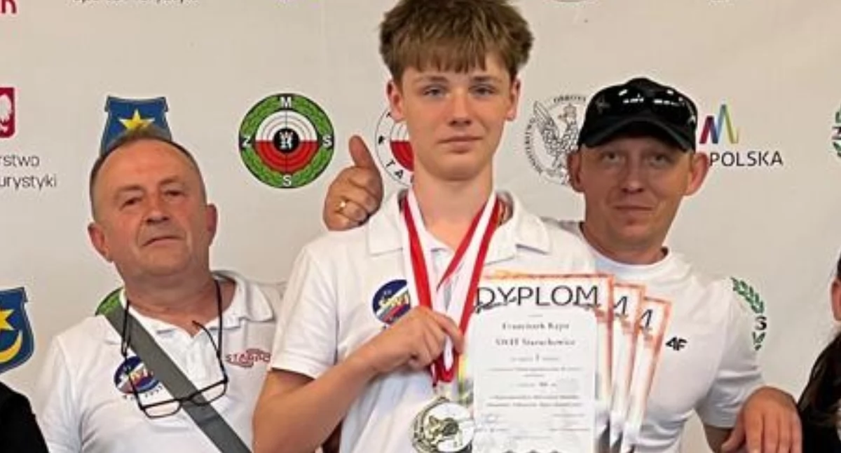 Franek Kępa z trzema medalami, trzema dyplomami, tatą i trenerem na najwyższym stopniu podium 