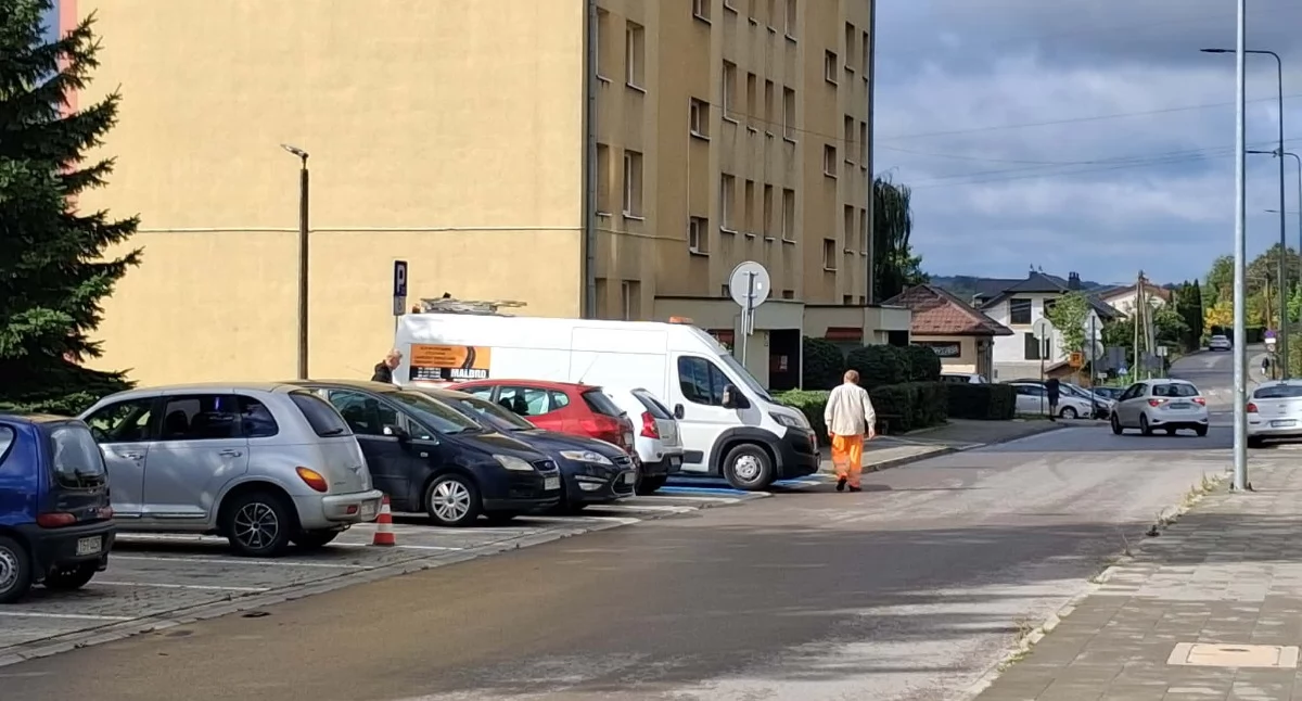 Interwencje, Malowali miejsca postojowe Zakładowej Mieszkańcy pytają - zdjęcie, fotografia