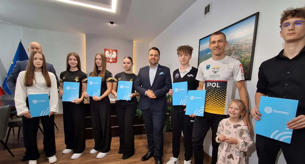 Inne sporty, Sportowcy Starachowic otrzymali miejskie stypendia - zdjęcie, fotografia