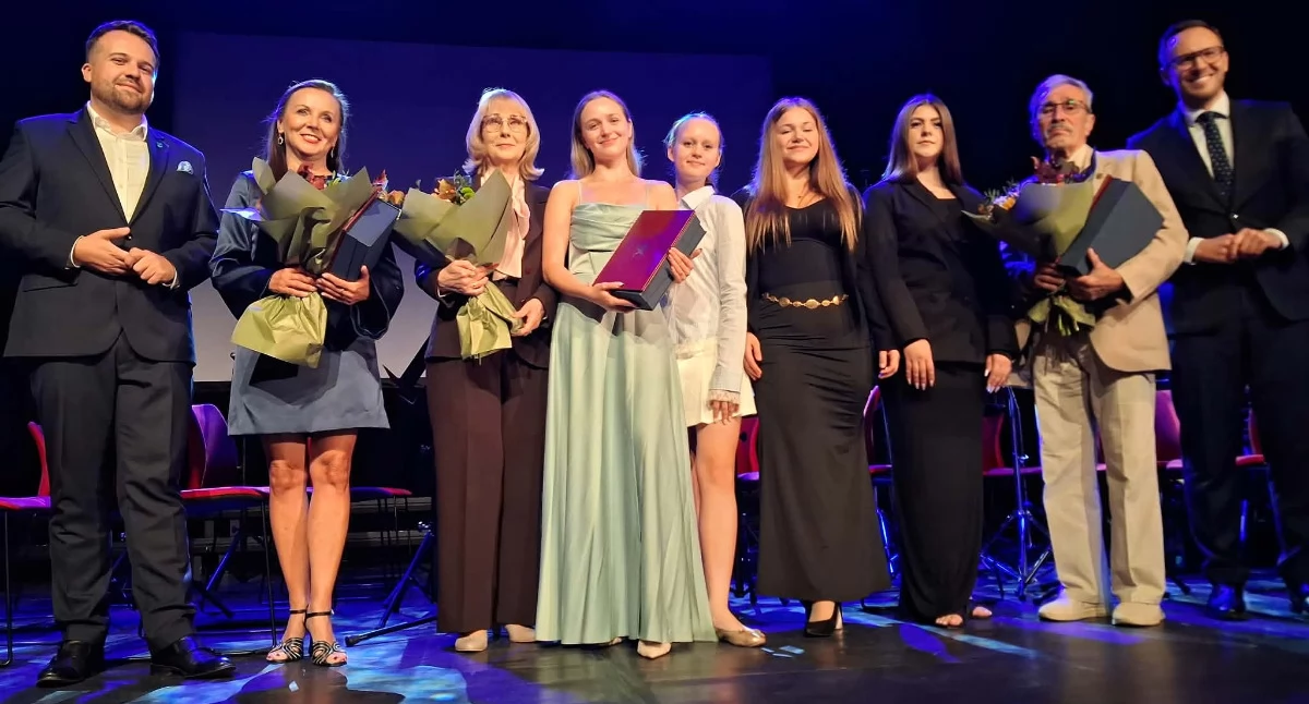 Wydarzenia, Inauguracja kulturalnego Starachowicach Nagrodzono ludzi kultury dopełnieniem koncert Zespołu Śląsk - zdjęcie, fotografia