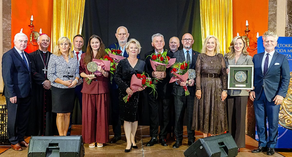 Laureaci oraz wręczający Nagrody Muzealne im. Tadeusza Włoszka na scenie Wojewódzkiego Domu Kultury w Kielcach
