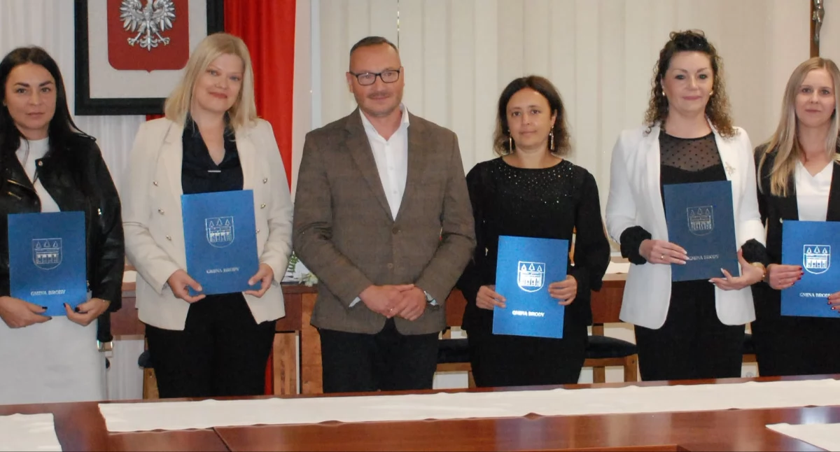 Edukacja, Dzień Edukacji Narodowej gminie Brody Uhonorowano dyrektorów nauczycieli - zdjęcie, fotografia