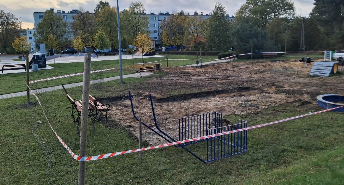 Inwestycje, Podwórko NIVEA otaśmowane gdzie zabawki dzieci - zdjęcie, fotografia
