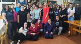 Zdjęcie dotyczy: Młodzież z OSiW na praktykach fryzjerskich w WTZ