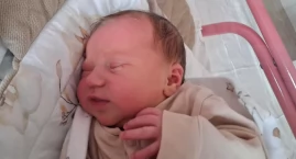 Zdjęcie dotyczy: Urocza dziewczynka już na świecie