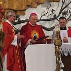 Ks. Sławomir Rak, ks. bp Marek Solarczyk, ks. Radosław Wroński z Aktem Zawierzenia...