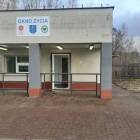 Okno życia mieści się w budynku dawnej portierni (kiedyś też sklep medyczny) obok...