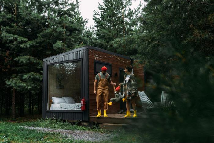 rodzina przy kontenerowym domku letniskowym