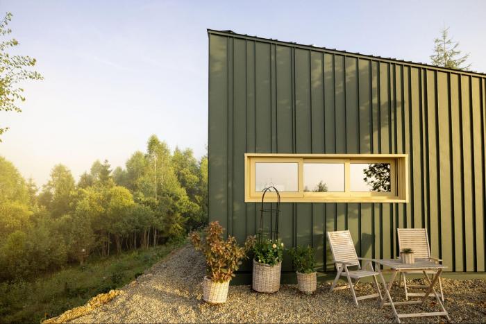 mały domek z kontenera