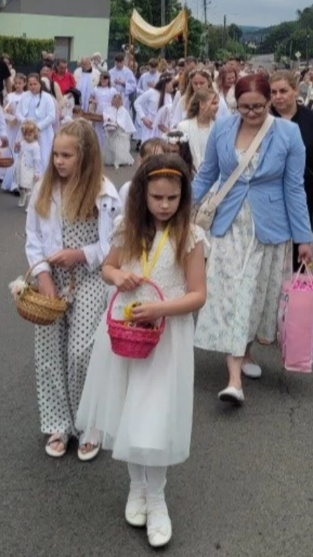 Tysiące wiernych przeszły ulicami. Boże Ciało w parafiach powiatu starachowickiego (fotorelacja)
