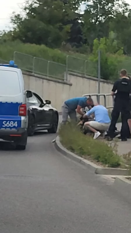 Czołowe zderzenie na ścieżce rowerowej w Starachowicach. Dwoje nastolatków trafiło do szpitala