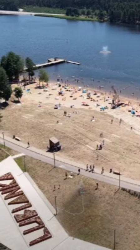 Tłumy nad Lubianką! Parkingi pękały w szwach, a plaża przeżyła prawdziwe oblężenie