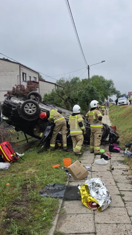 Groźny wypadek w Stykowie. Ford dachował, 59-letni kierowca był zakleszczony