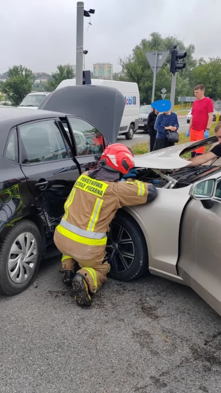 Wypadek przy wyjeździe ze Starachowic, są utrudnienia na skrzyżowaniu