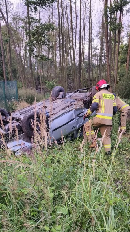 Wypadek w Wąchocku. Skoda dachowała nad ranem przy ul. Tysiąclecia. Dwie osoby w szpitalu
