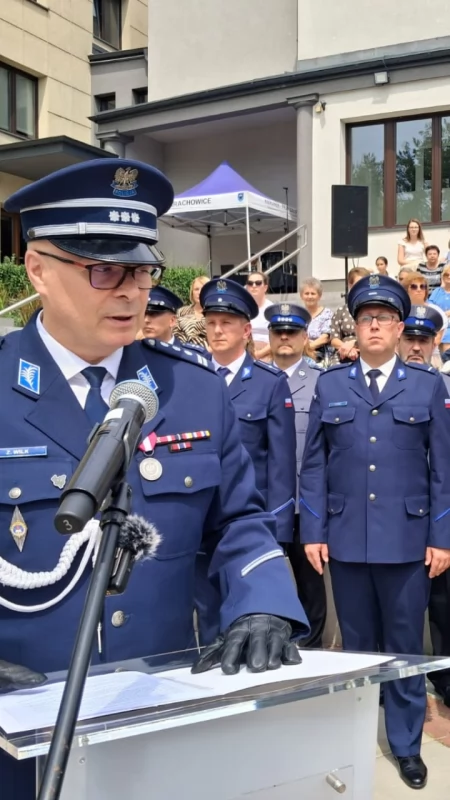 Święto Policji w Starachowicach. Awanse i wyróżnienia na apelu przed Parkiem Kultury
