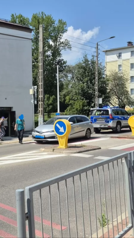 Potrącenie przy SP nr 9 w Starachowicach. Na miejscu pogotowie i policja