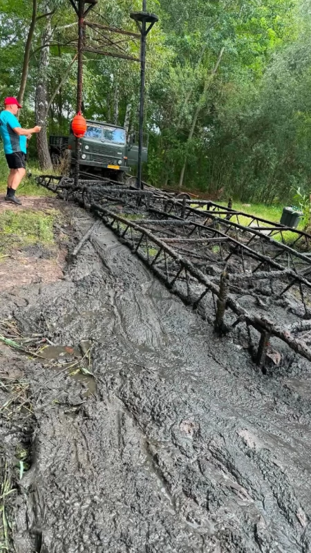  Historyczna chwila dla Starachowic. Z dna Piachów wydobyto pozostałości dawnego molo