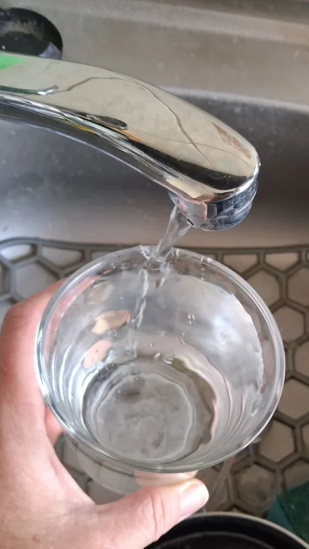 Woda z wodociągu w Ratajach niezdatna do spożycia. Mieszkańcy trzech miejscowości w gm. Wąchock z ograniczeniami