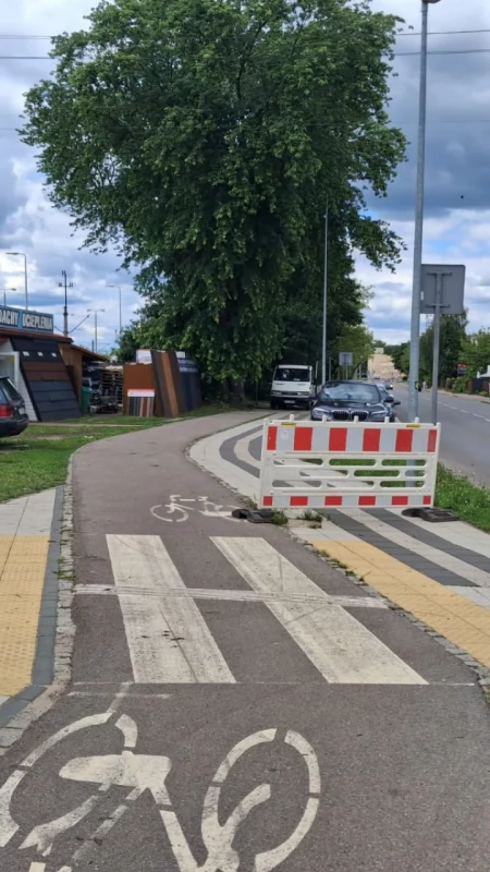  Czytelnicy ze Starachowic interweniują. Budowa ścieżki utrudnia dojście do dworca