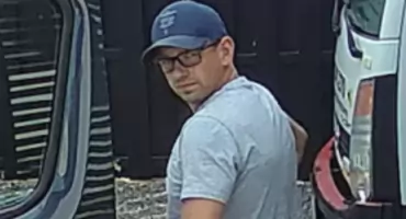 Ten mężczyzna przywłaszczył samochód. Starachowicka policja publikuje wizerunek sprawcy