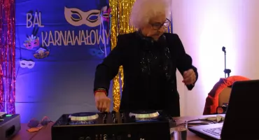 Gorące rytmy i niezapomniana zabawa – DJ Wika rozkręciła starachowicki karnawał seniorów!