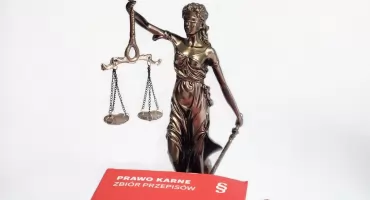 26-latek złamał sądowy zakaz prowadzenia pojazdów. Wyrok w przyspieszonym trybie