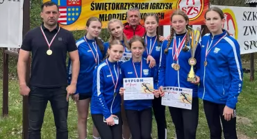 Trzeci z rzędu tytuł mistrzowski dla dziewcząt z Krynek. Podopieczne Artura Góry i Michała Karwackiego z trofeum