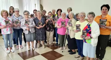 Seniorzy ze Złotej Majówki  przeciw oszustom. Akcja Społeczna UWAGA DZWONI OSZUST 