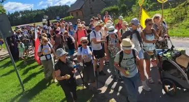 Pielgrzymi ze Starachowic w drodze na Jasną Górę. Relacja z trasy