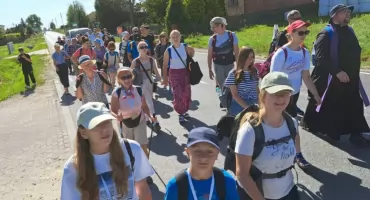 Pielgrzymi Nadziei ze Starachowic coraz bliżej Częstochowy (zdjęcia)